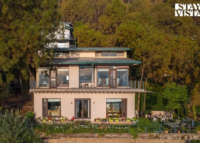Stayvista At Hillcrest Villa With Valley View, Bonfire And Heater Kasauli